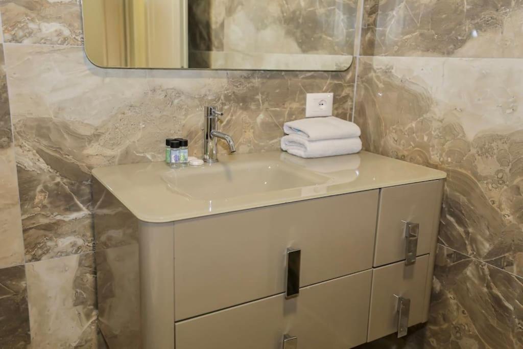 Miku - Impressive 1 Bedroom Downtown Apartment Tirana