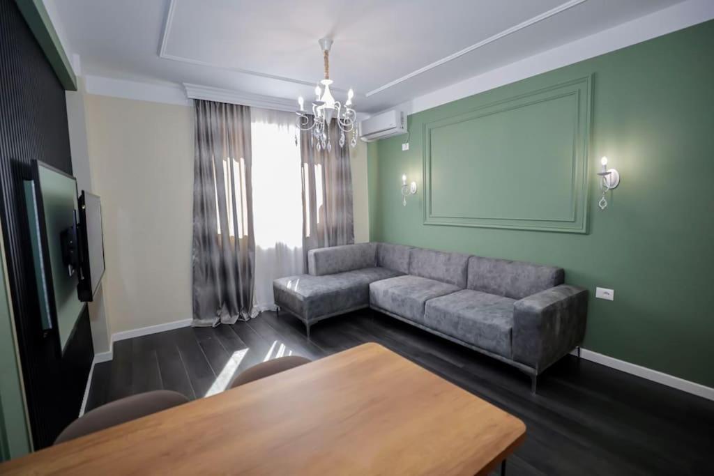 Miku - Impressive 1 Bedroom Downtown Apartment Tirana
